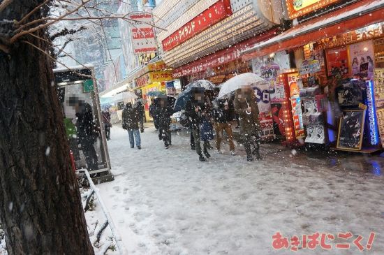 日本关东遭遇大雪天气 直击雪中圣地秋叶原